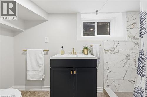 70 Gage Avenue S, Hamilton, ON - Indoor Photo Showing Bathroom