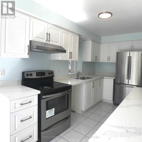 5252 Bushelgrove Circle, Mississauga, ON - Indoor Photo Showing Kitchen