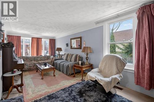 312 East 12Th Street, Hamilton, ON - Indoor Photo Showing Living Room
