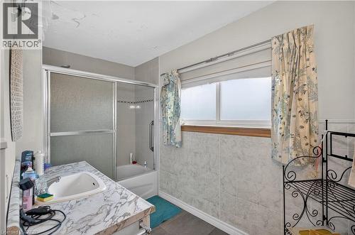 312 East 12Th Street, Hamilton, ON - Indoor Photo Showing Bathroom