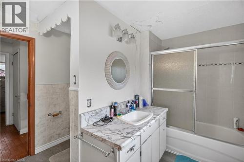 312 East 12Th Street, Hamilton, ON - Indoor Photo Showing Bathroom
