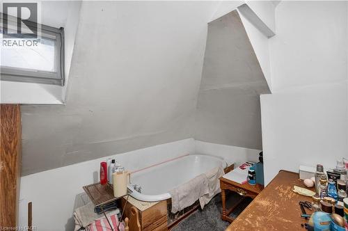 312 East 12Th Street, Hamilton, ON - Indoor Photo Showing Bathroom