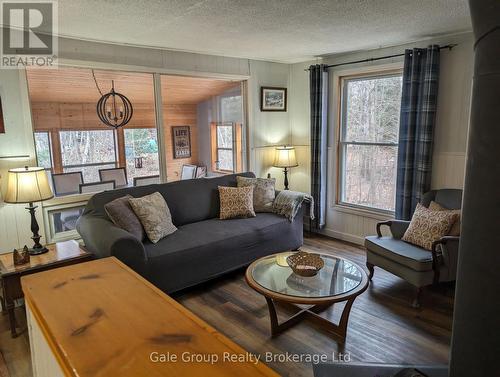 64 Bentley Lake Loop, Faraday, ON - Indoor Photo Showing Living Room