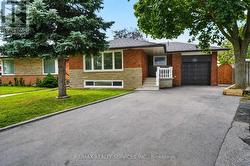 18 SPENCELY COURT Toronto, ON M9P 1N5