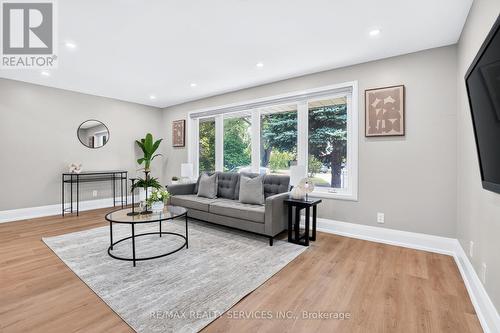 18 Spencely Court, Toronto, ON - Indoor Photo Showing Living Room
