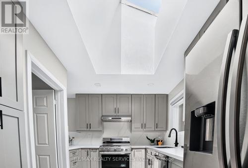 18 Spencely Court, Toronto, ON - Indoor Photo Showing Kitchen