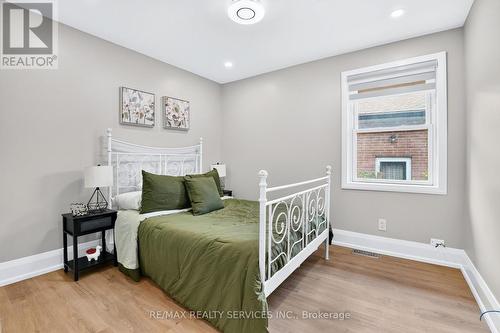18 Spencely Court, Toronto, ON - Indoor Photo Showing Bedroom