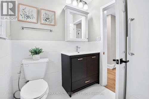 18 Spencely Court, Toronto, ON - Indoor Photo Showing Bathroom