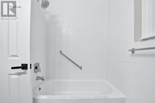 18 Spencely Court, Toronto, ON - Indoor Photo Showing Bathroom