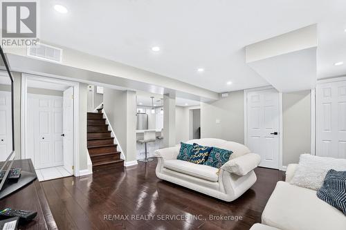 18 Spencely Court, Toronto, ON - Indoor Photo Showing Living Room