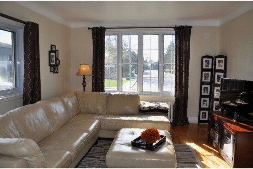 Living Room - 12235 Ch. De Somerset, Montréal (Ahuntsic-Cartierville), QC - Indoor Photo Showing Living Room