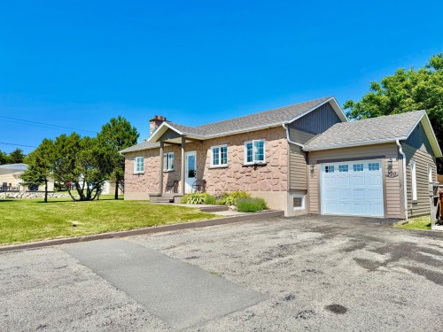 Façade - 220 Ch. Central, Les Îles-De-La-Madeleine, QC - Outdoor