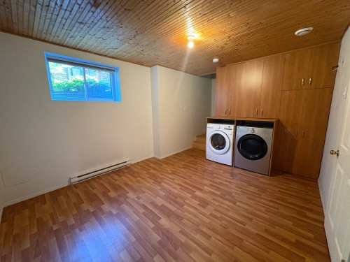 Salle familiale - 241 Rue De Cherbourg, Candiac, QC - Indoor Photo Showing Laundry Room