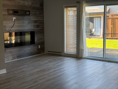 Salon - 241 Rue De Cherbourg, Candiac, QC - Indoor With Fireplace