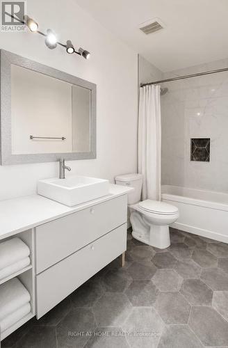 32 - 589 Beechwood Drive N, Waterloo, ON - Indoor Photo Showing Bathroom