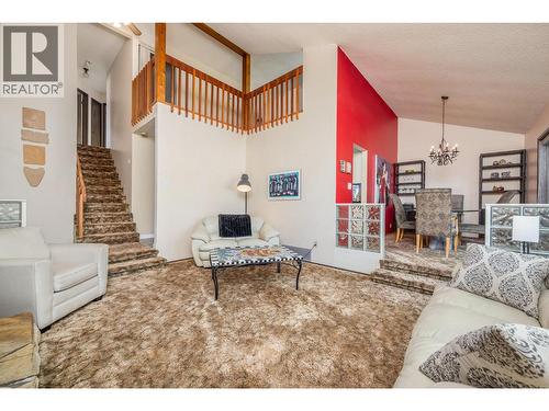 7807 Corona Court, Coldstream, BC - Indoor Photo Showing Living Room