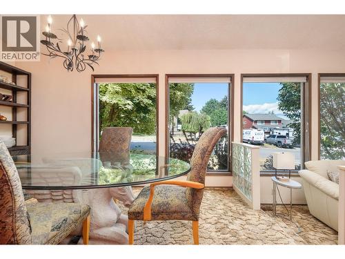 7807 Corona Court, Coldstream, BC - Indoor Photo Showing Living Room