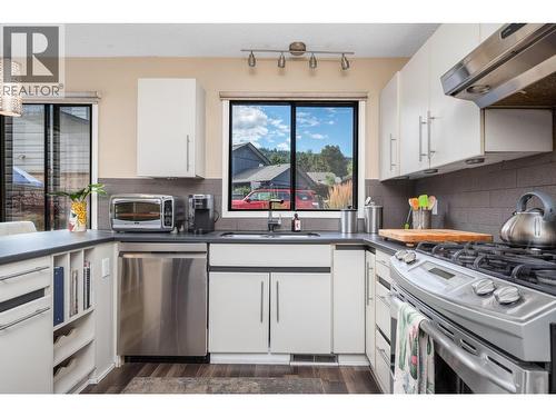 7807 Corona Court, Coldstream, BC - Indoor Photo Showing Kitchen