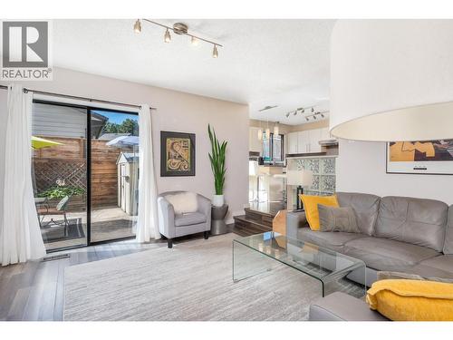 7807 Corona Court, Coldstream, BC - Indoor Photo Showing Living Room
