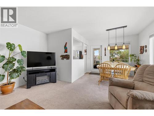 1318 Richter Street Unit# 303, Kelowna, BC - Indoor Photo Showing Living Room