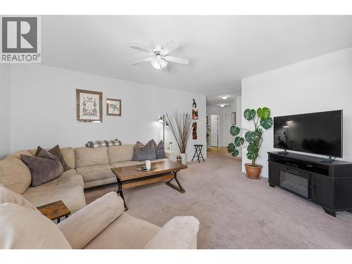 1318 Richter Street Unit# 303, Kelowna, BC - Indoor Photo Showing Living Room