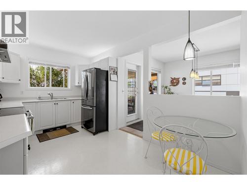 1318 Richter Street Unit# 303, Kelowna, BC - Indoor Photo Showing Kitchen