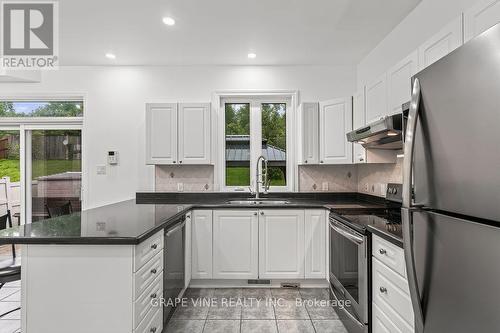 105 Rowallen Place, Ottawa, ON - Indoor Photo Showing Kitchen With Upgraded Kitchen