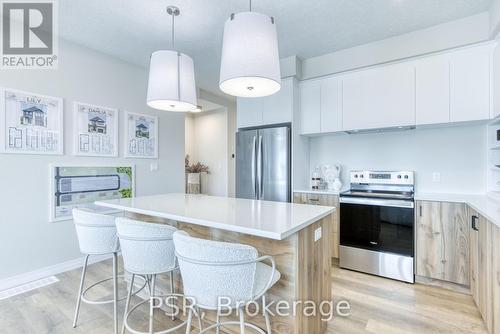 93 Rivergreen Crescent, Cambridge, ON - Indoor Photo Showing Kitchen With Upgraded Kitchen