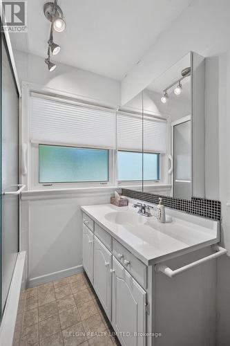 90 Dunkirk Drive, St. Thomas, ON - Indoor Photo Showing Bathroom