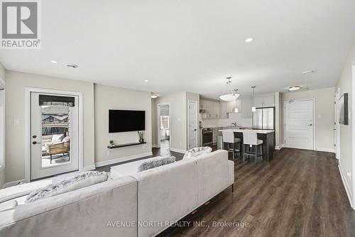 102 - 271 Belfort Street, Russell, ON - Indoor Photo Showing Living Room