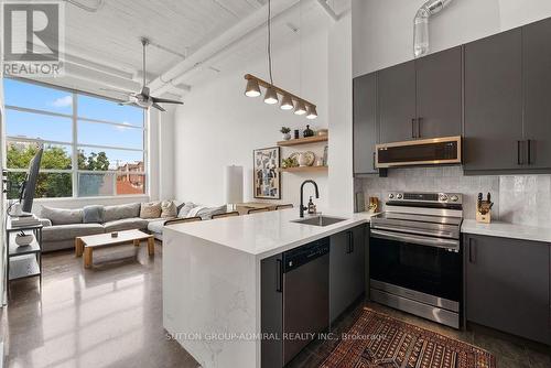 124 - 1001 Roselawn Avenue, Toronto, ON - Indoor Photo Showing Kitchen With Upgraded Kitchen