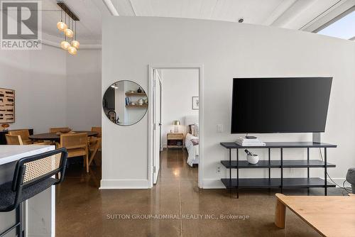 124 - 1001 Roselawn Avenue, Toronto, ON - Indoor