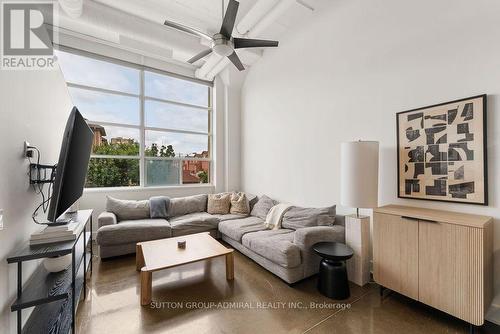 124 - 1001 Roselawn Avenue, Toronto, ON - Indoor Photo Showing Living Room