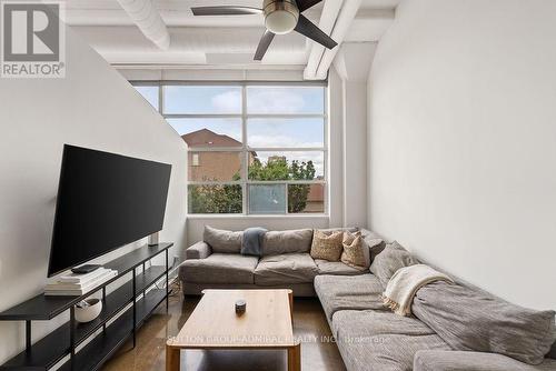 124 - 1001 Roselawn Avenue, Toronto, ON - Indoor Photo Showing Living Room