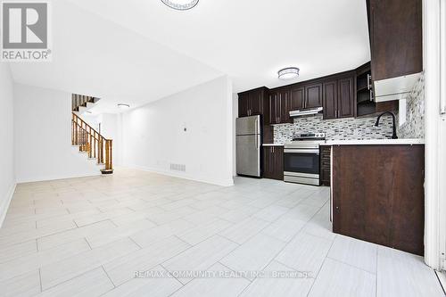 1049 Kennedy Circle, Milton, ON - Indoor Photo Showing Kitchen