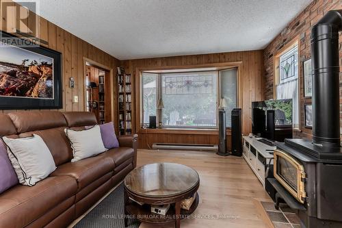 569 Locust Street, Burlington, ON - Indoor Photo Showing Living Room