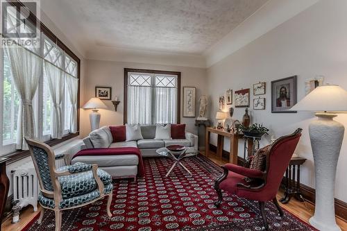 569 Locust Street, Burlington, ON - Indoor Photo Showing Living Room