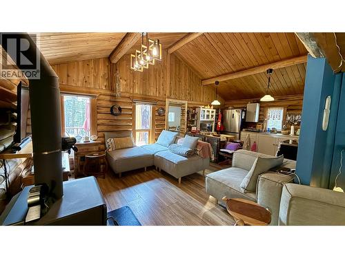 4863 Cumsu Place, 108 Mile Ranch, BC - Indoor Photo Showing Living Room