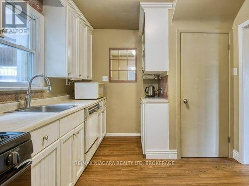 6159 Toby Crescent, Niagara Falls (Arad/Fallsview), ON - Indoor Photo Showing Kitchen