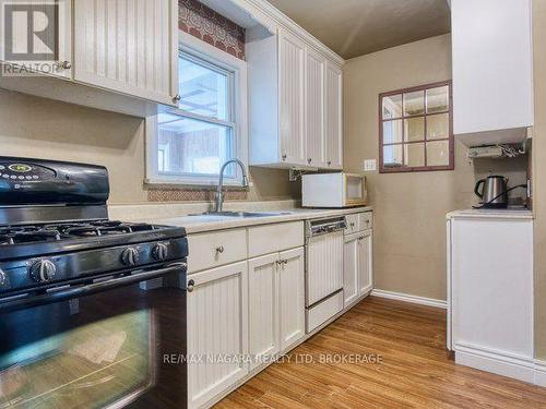 6159 Toby Crescent, Niagara Falls (Arad/Fallsview), ON - Indoor Photo Showing Kitchen