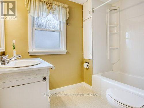 6159 Toby Crescent, Niagara Falls (Arad/Fallsview), ON - Indoor Photo Showing Bathroom