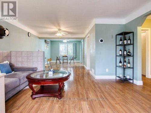 6159 Toby Crescent, Niagara Falls (Arad/Fallsview), ON - Indoor Photo Showing Living Room