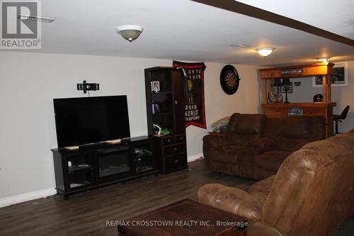 34 Mcdonald Street, New Tecumseth, ON - Indoor Photo Showing Living Room