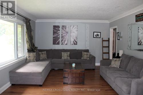 34 Mcdonald Street, New Tecumseth, ON - Indoor Photo Showing Living Room