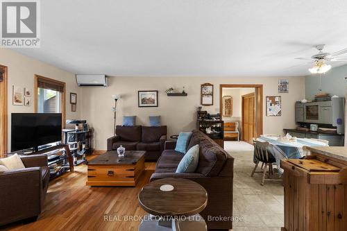 8 Alpine Drive, Oro-Medonte, ON - Indoor Photo Showing Living Room