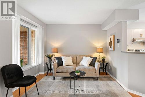 6 Folison Street, Ottawa, ON - Indoor Photo Showing Living Room