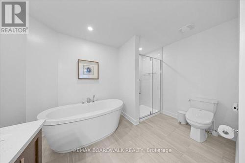 1027 Hydrangea Avenue, Ottawa, ON - Indoor Photo Showing Bathroom