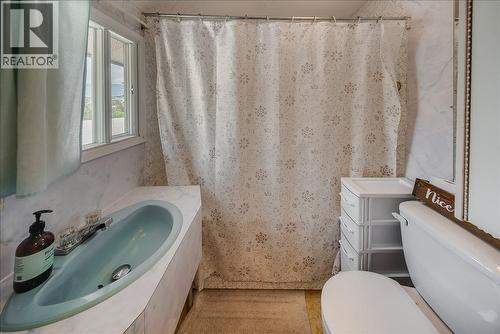 1109 Nelson Avenue, Trail, BC - Indoor Photo Showing Bathroom