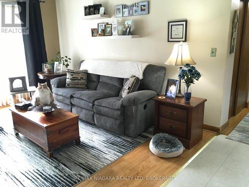 4577 Drummond Road, Niagara Falls (Morrison), ON - Indoor Photo Showing Living Room