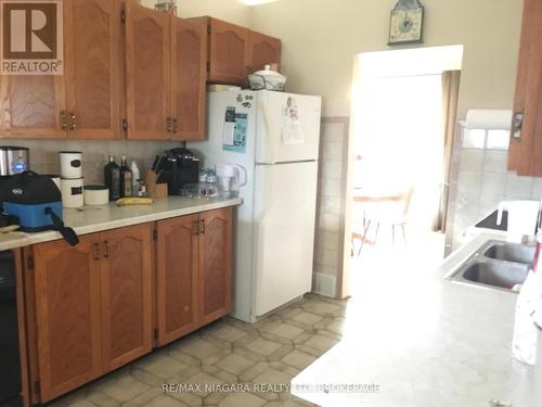 4577 Drummond Road, Niagara Falls (Morrison), ON - Indoor Photo Showing Kitchen With Double Sink